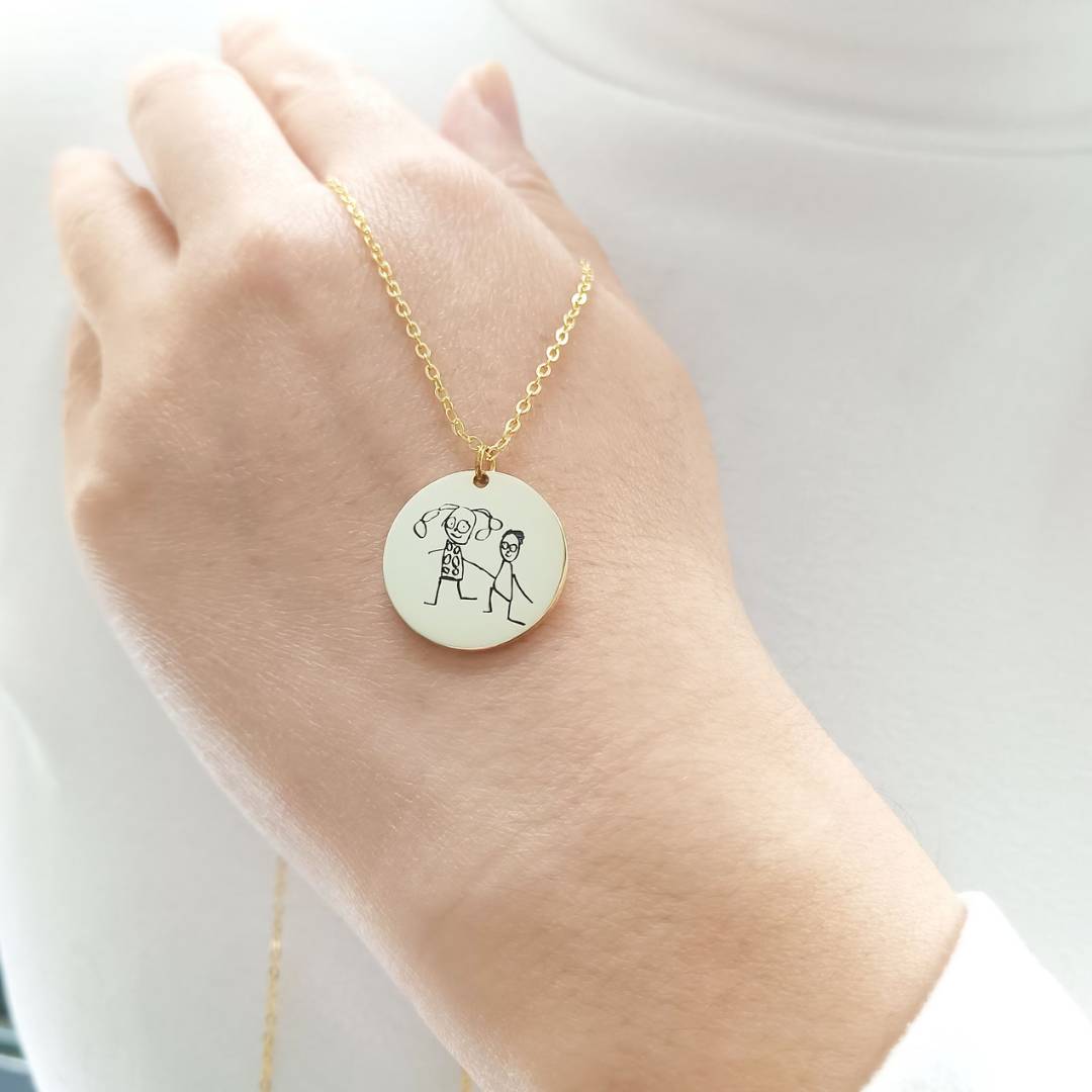 Halskette mit graviertem Design und runder Medaille