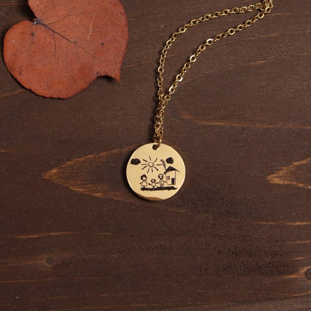 Halskette mit graviertem Design und runder Medaille