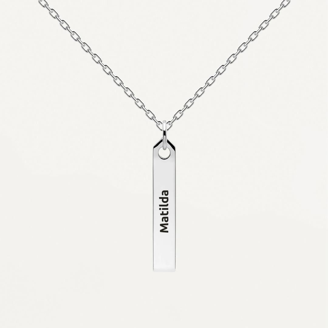 Collar unisex minimalista con etiqueta grabada