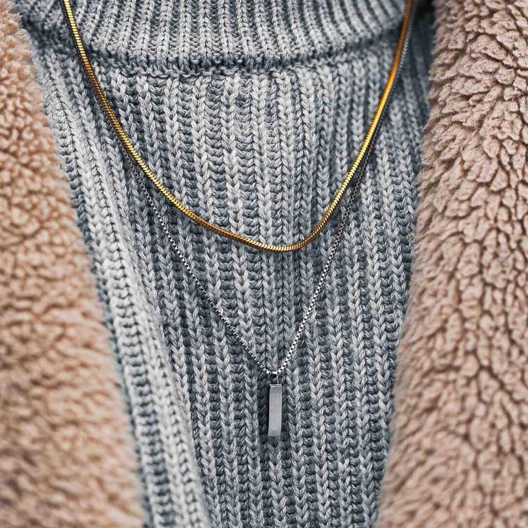 Collar unisex minimalista con etiqueta grabada