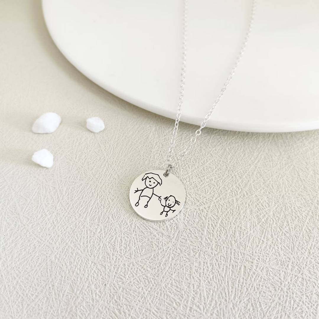 Halskette mit graviertem Design und runder Medaille