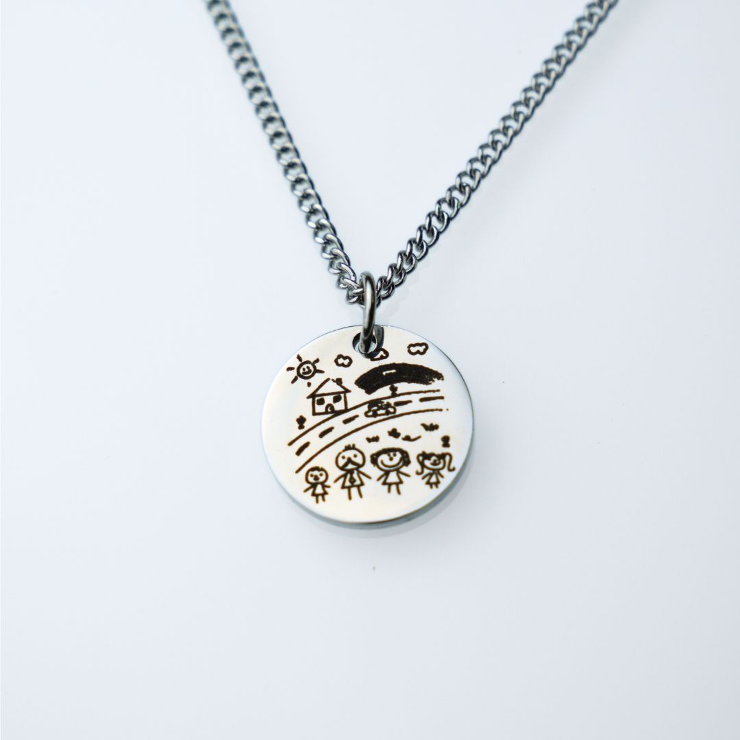 Halskette mit graviertem Design und runder Medaille