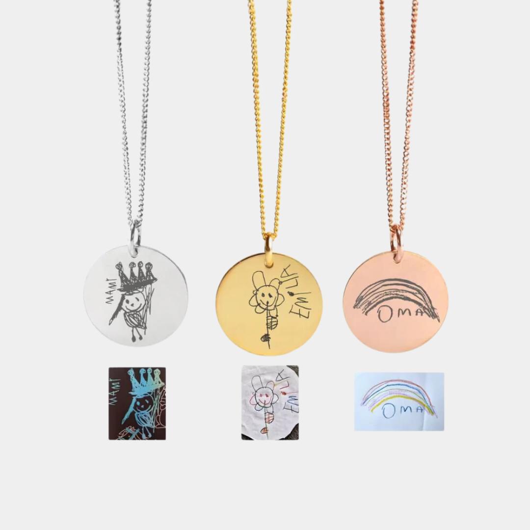 Halskette mit graviertem Design und runder Medaille