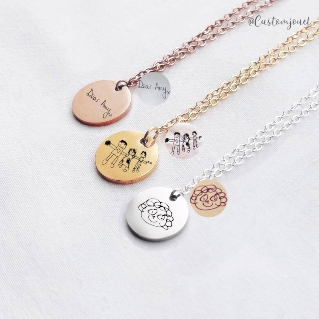 Halskette mit graviertem Design und runder Medaille