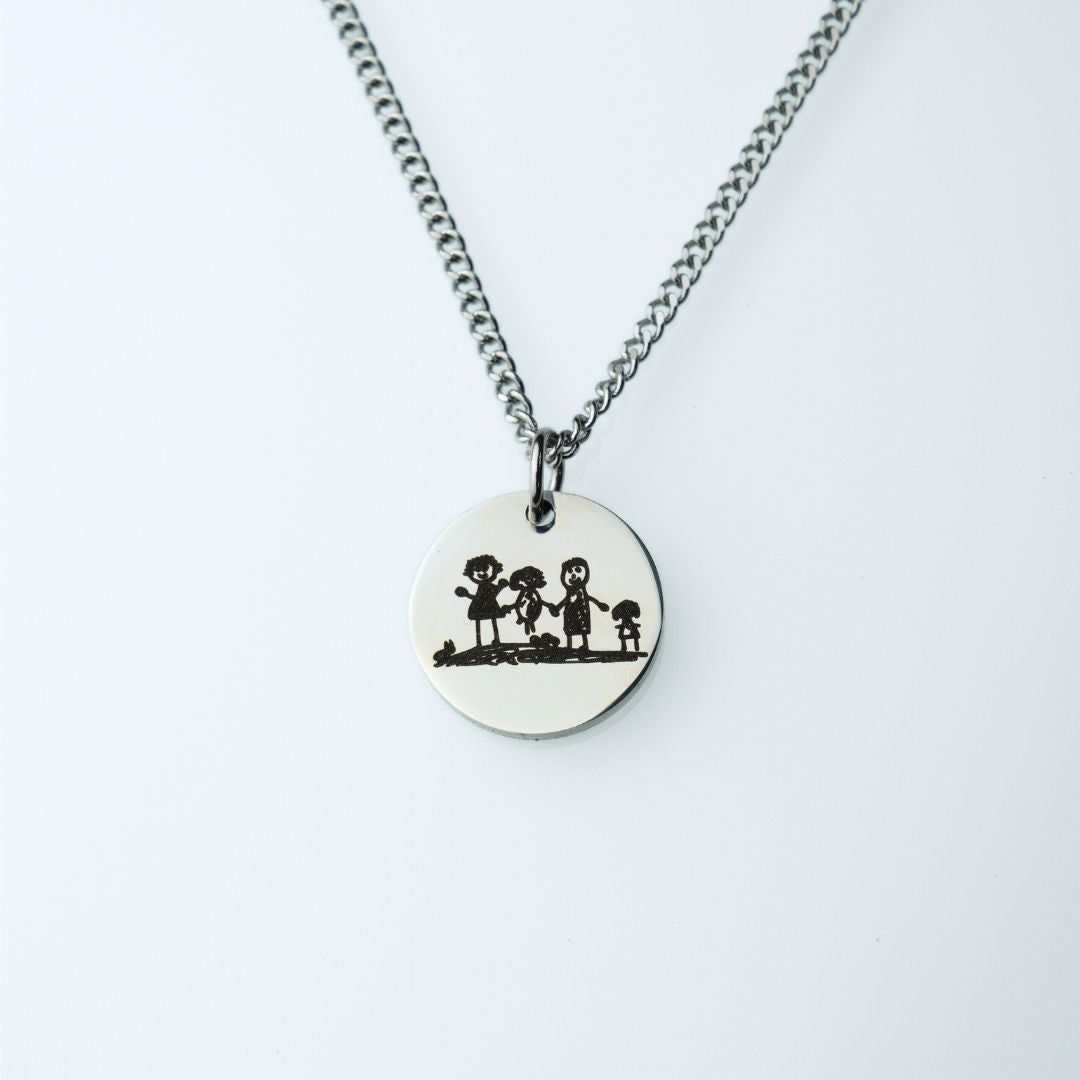 Halskette mit graviertem Design und runder Medaille