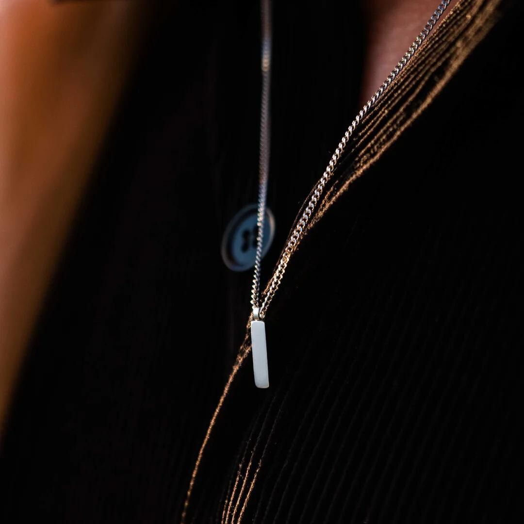 Collier unisexe minimal avec étiquette gravée