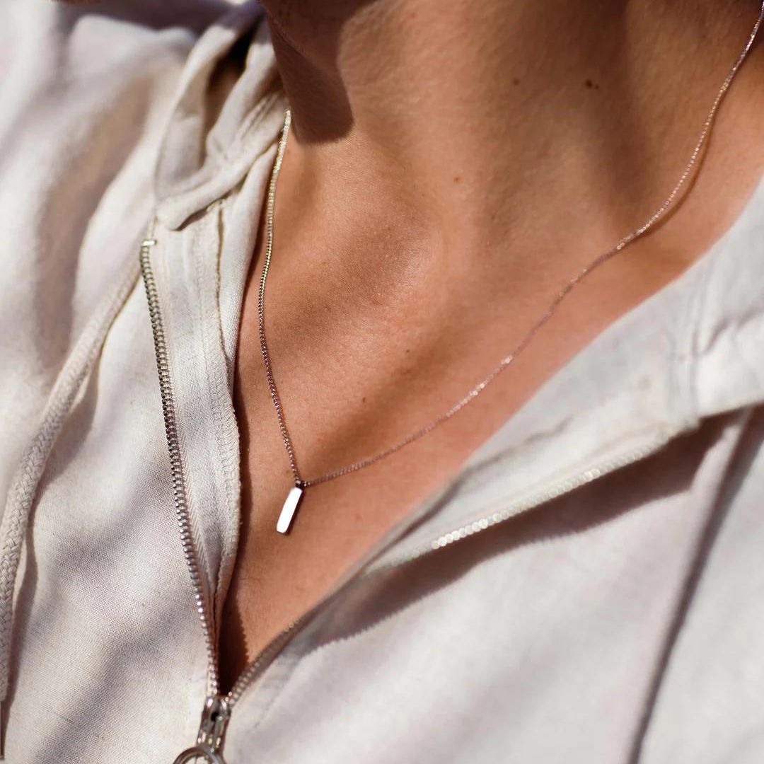 Collier unisexe minimal avec étiquette gravée