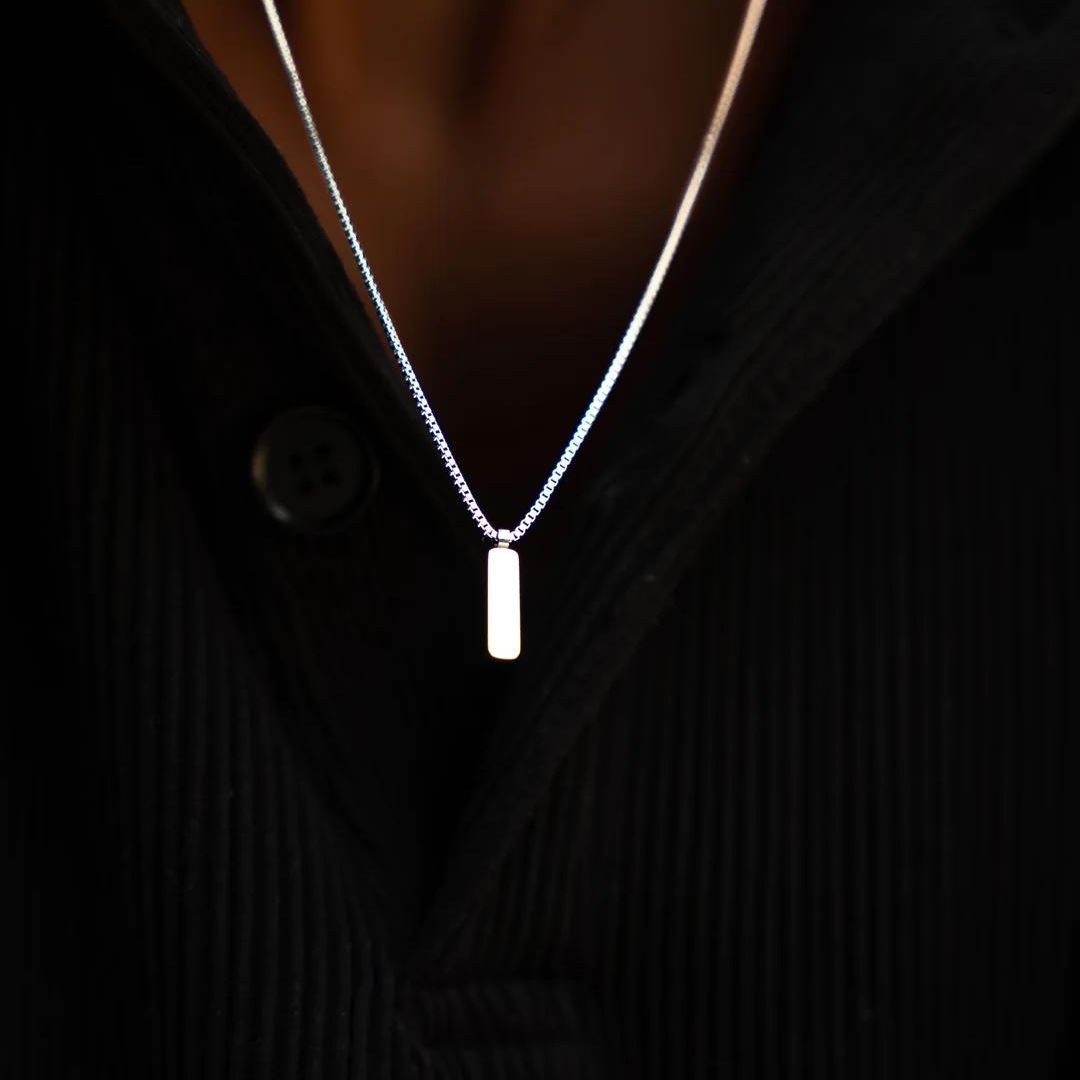 Collar unisex minimalista con etiqueta grabada