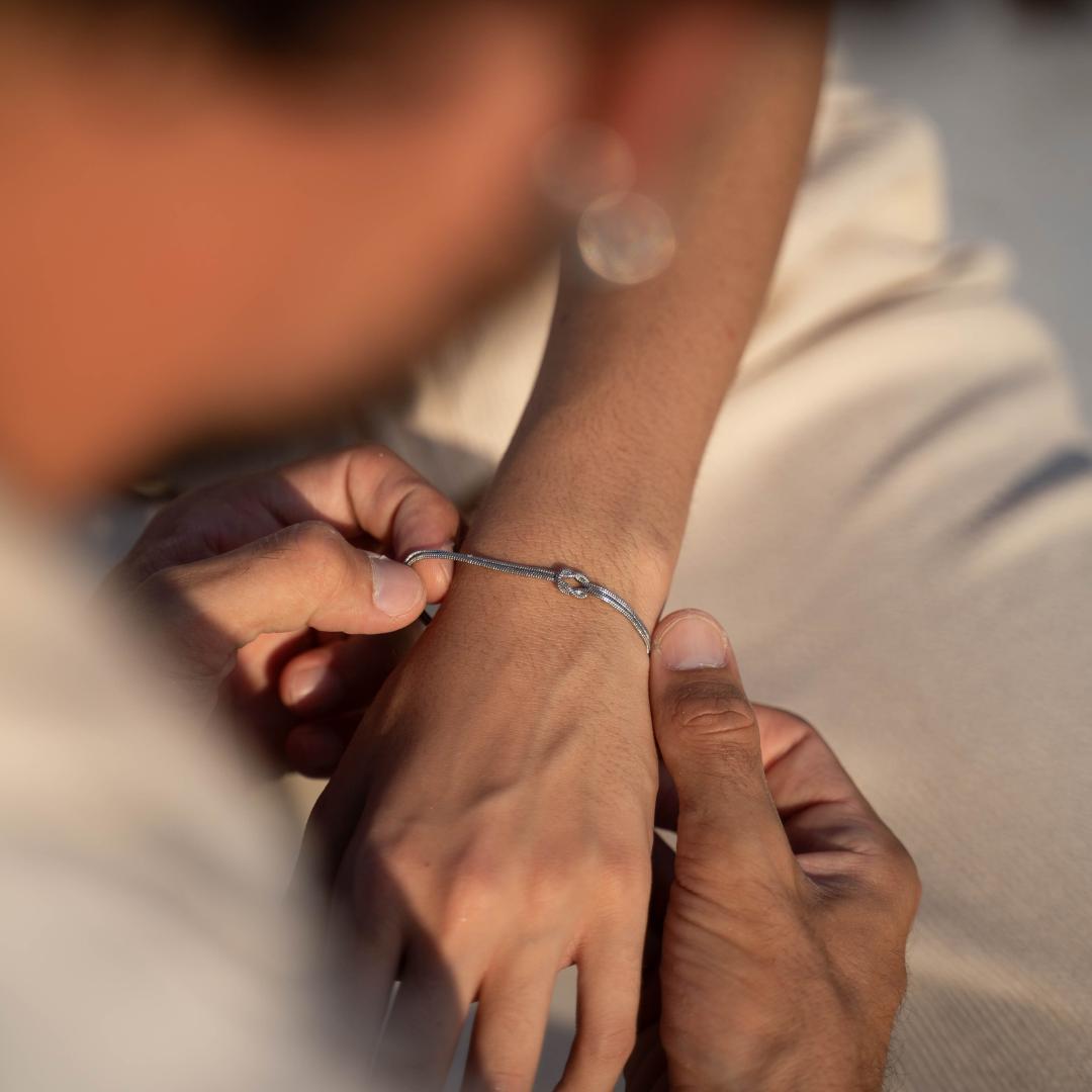 Paar von 2 Liebesknoten-Armbändern - Geschenkbox mit Versprechenszertifikat






