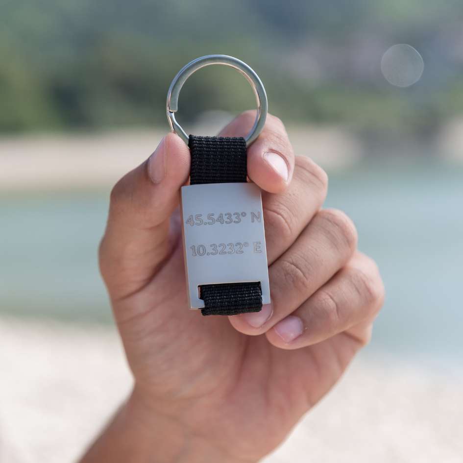 Porte-clés rectangulaire en acier satiné avec gravure