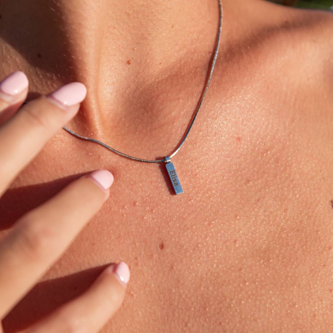 Collier unisexe minimal avec étiquette gravée