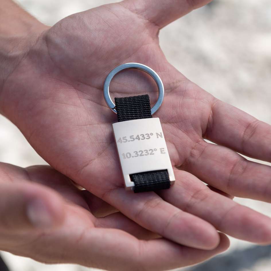 Rechteckiger Schlüsselanhänger aus satiniertem Edelstahl mit Gravur