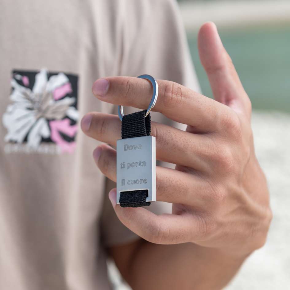 Porte-clés rectangulaire en acier satiné avec gravure