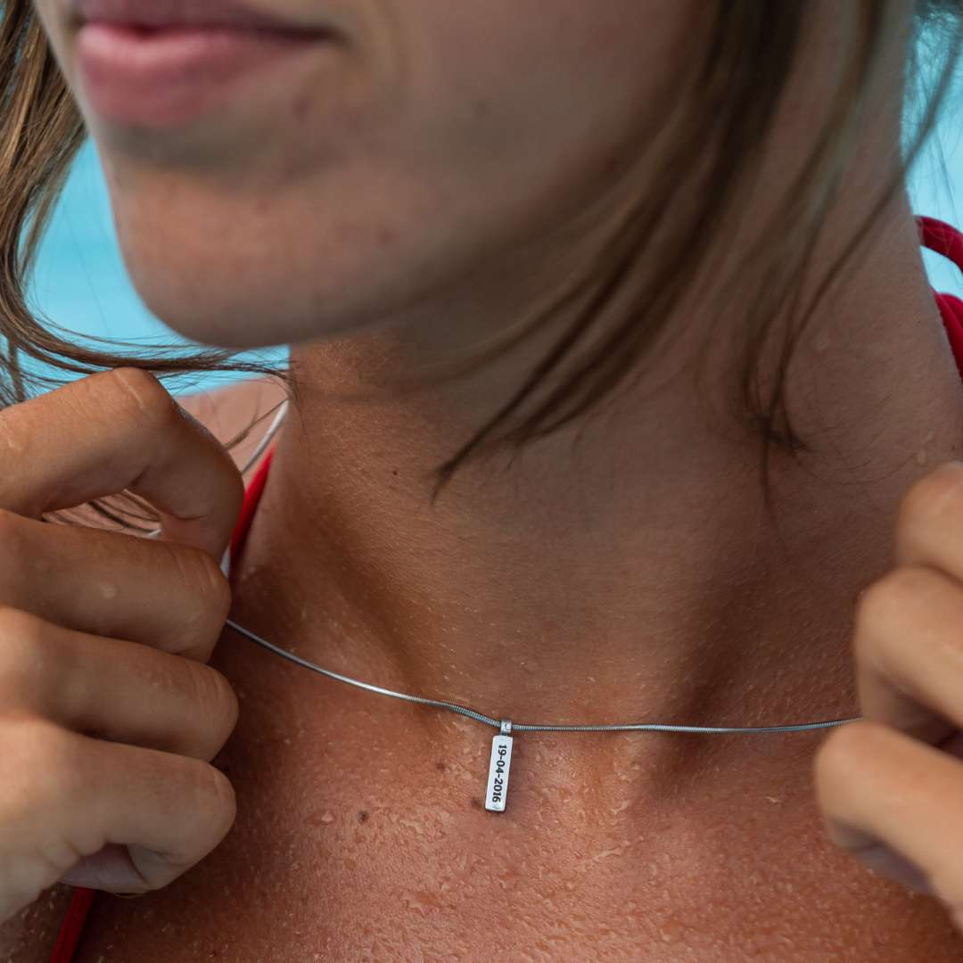 Collier unisexe minimal avec étiquette gravée