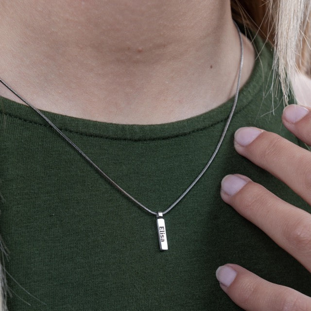 Collier unisexe minimal avec étiquette gravée