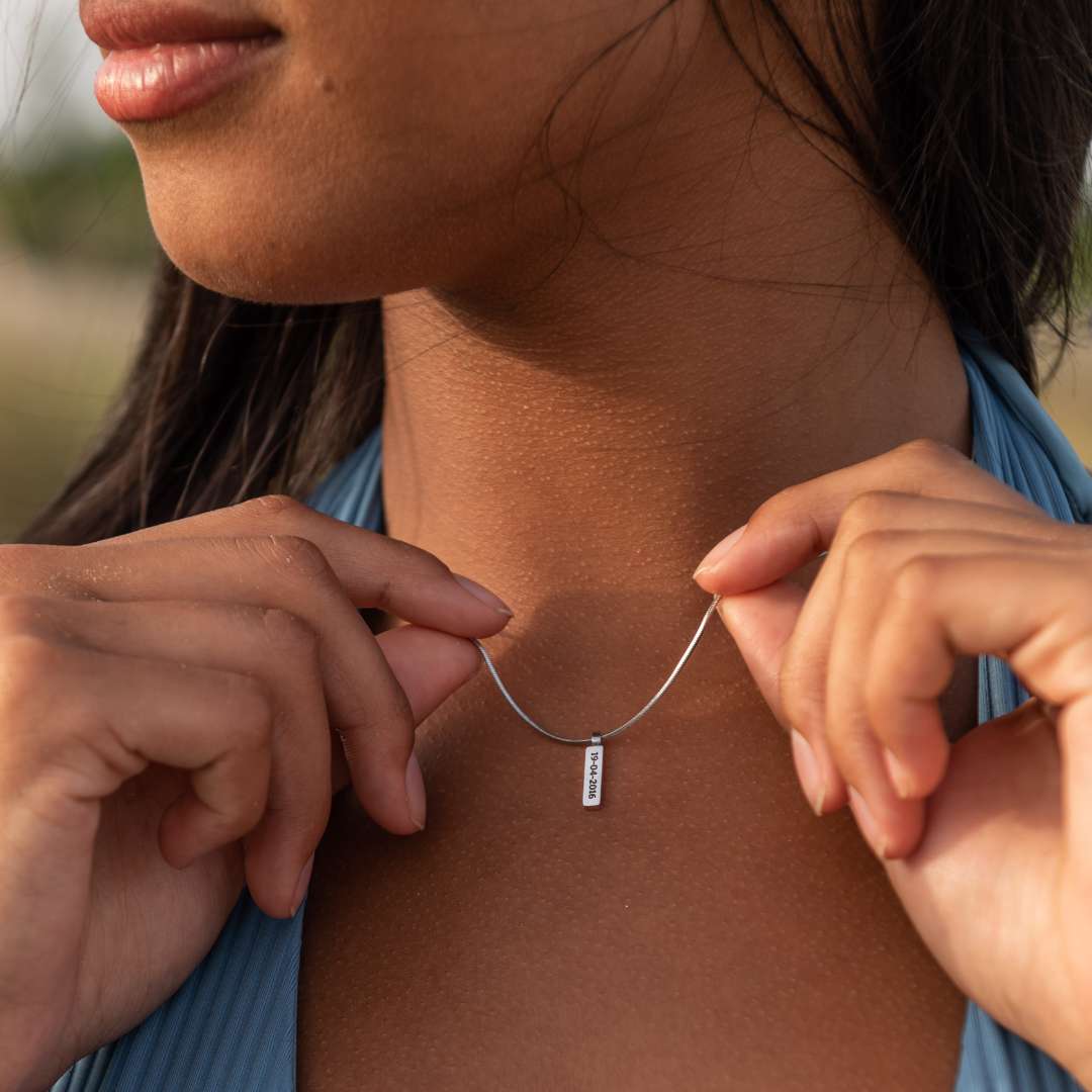 Collier unisexe minimal avec étiquette gravée