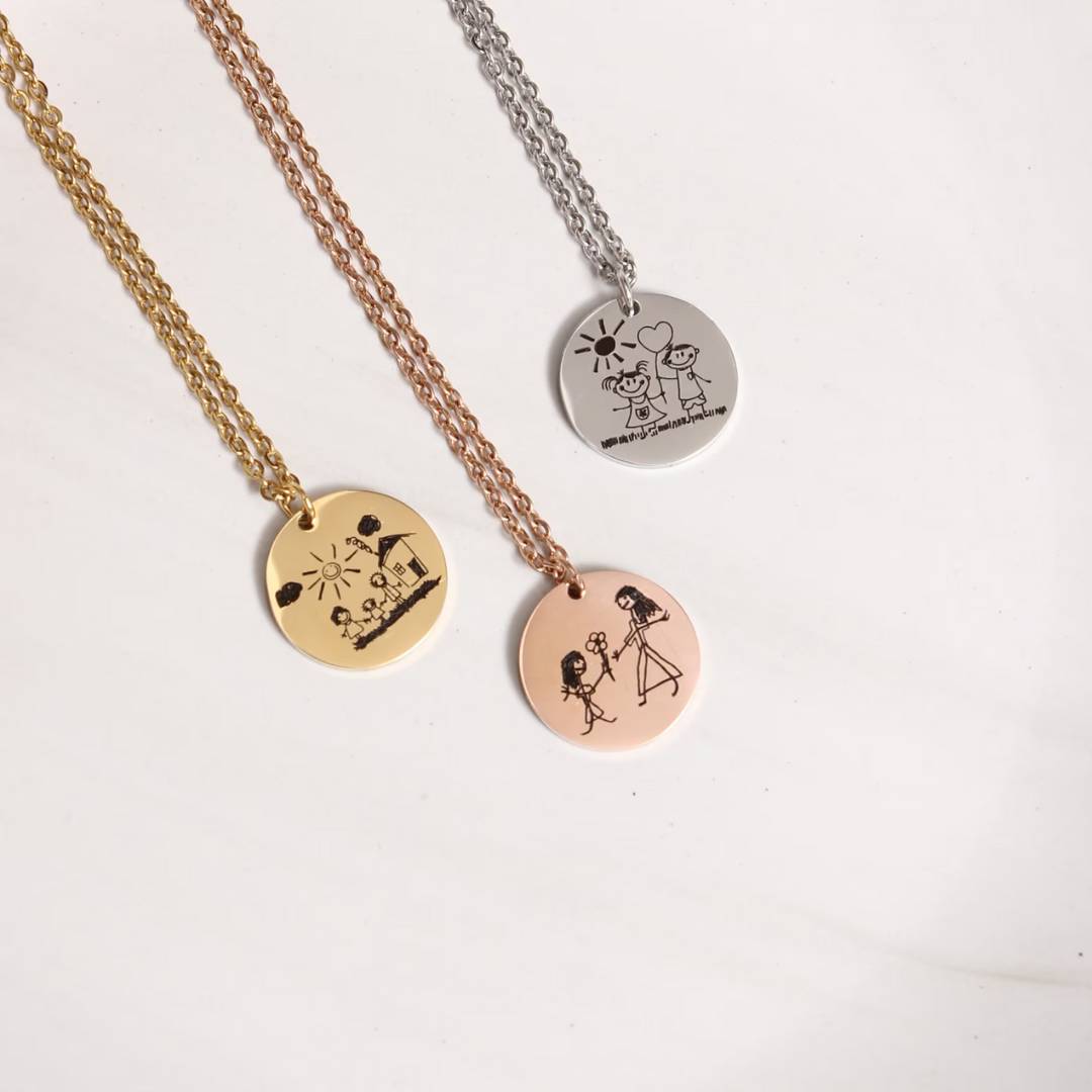 Collana con Disegno Inciso con Medaglia Tonda