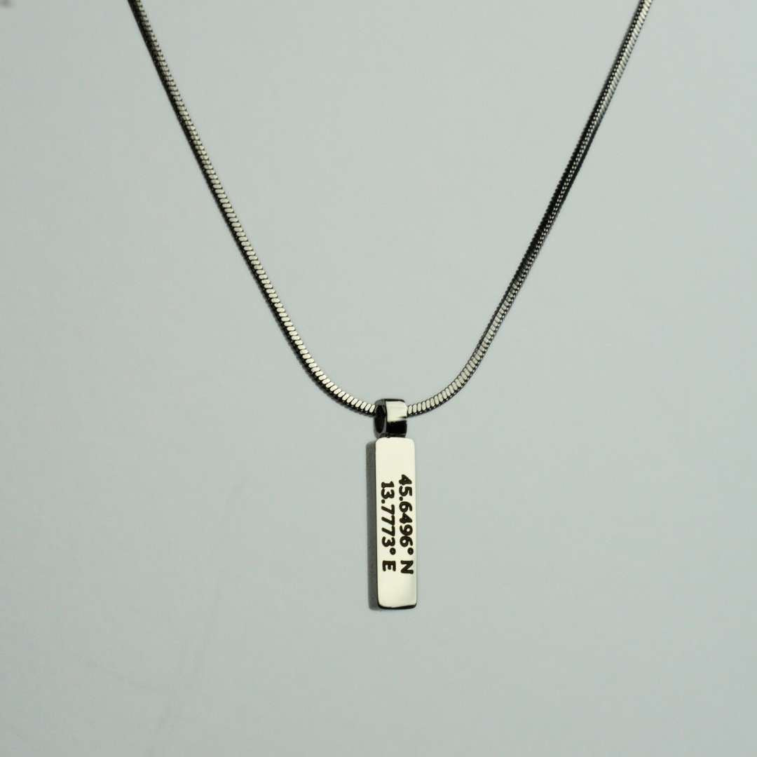 Collier unisexe minimal avec étiquette gravée