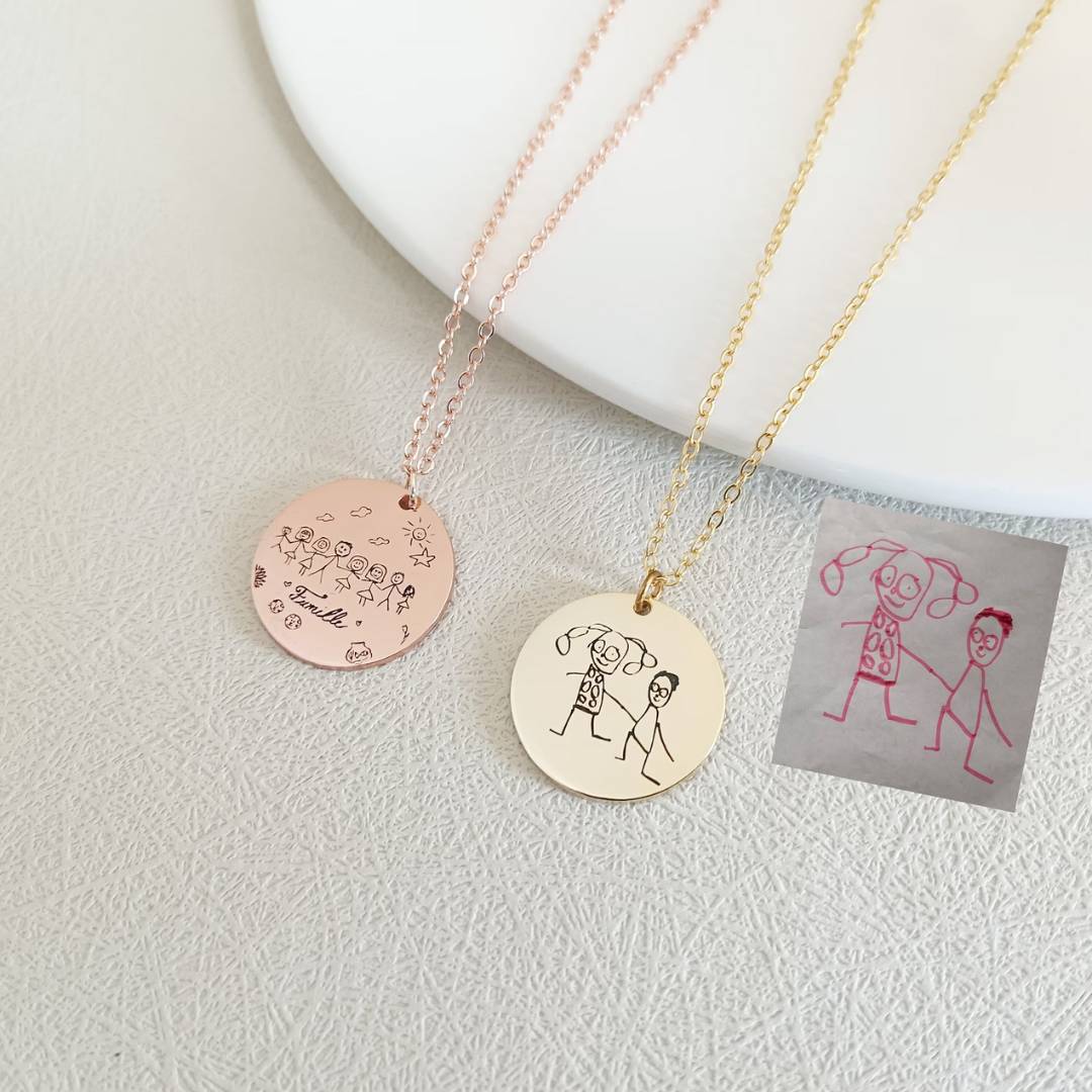 Collana con Disegno Inciso con Medaglia Tonda