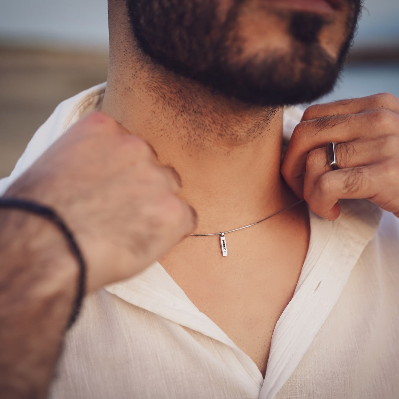 Collier unisexe minimal avec étiquette gravée