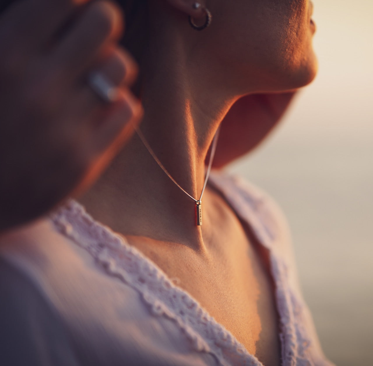 Collier unisexe minimal avec étiquette gravée