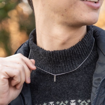 Collier unisexe minimal avec étiquette gravée