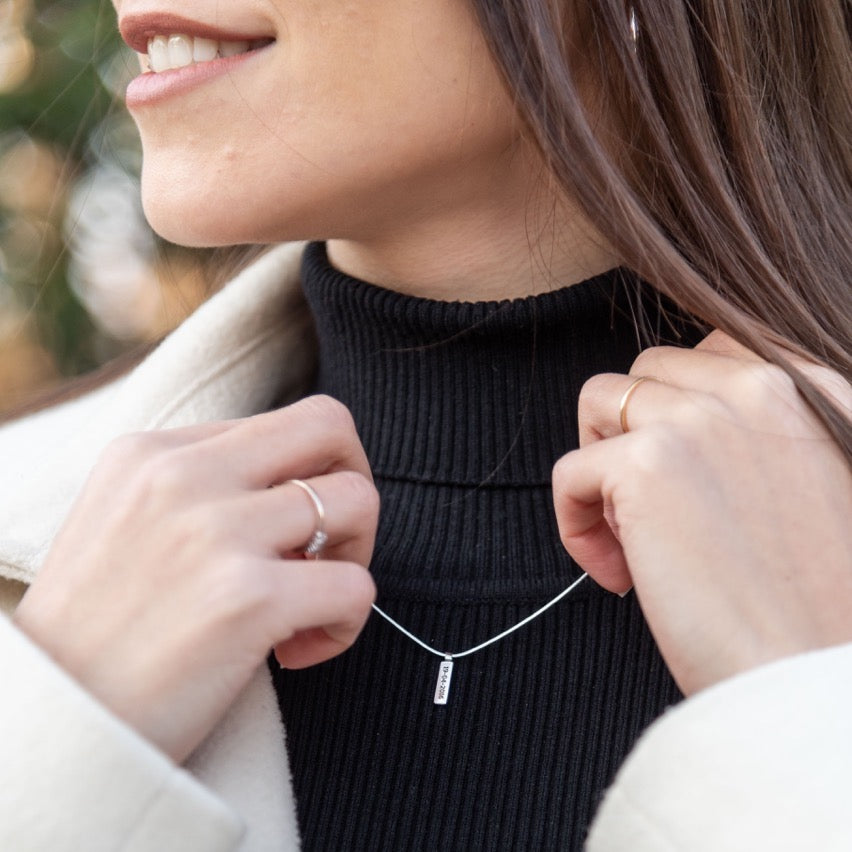 Collier unisexe minimal avec étiquette gravée