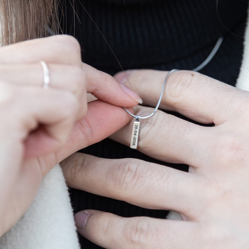 Collier unisexe minimal avec étiquette gravée