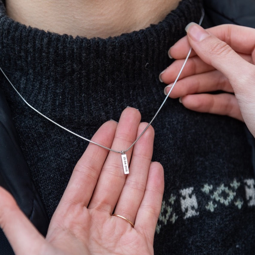 Collier unisexe minimal avec étiquette gravée