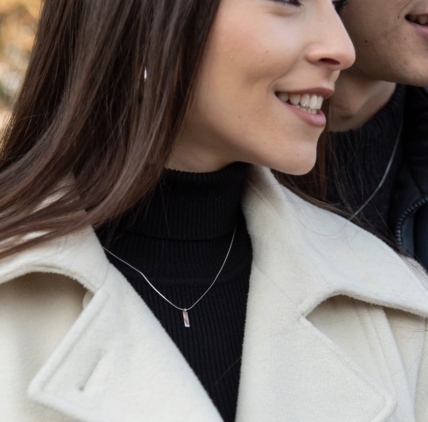 Collier unisexe minimal avec étiquette gravée