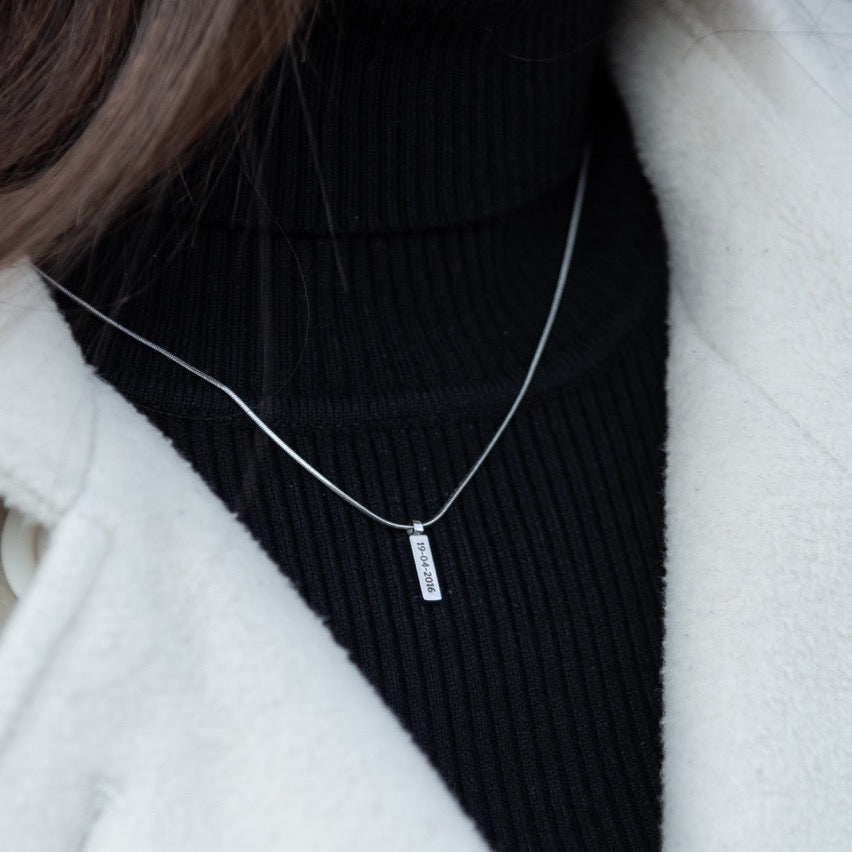 Collier unisexe minimal avec étiquette gravée