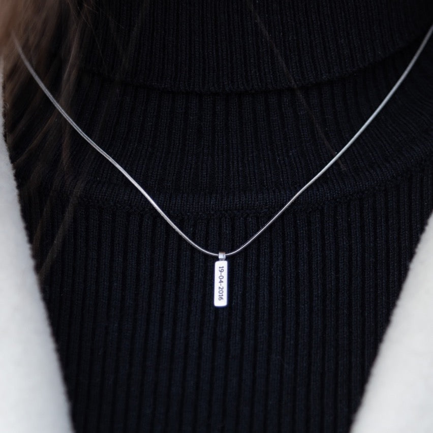 Collier unisexe minimal avec étiquette gravée