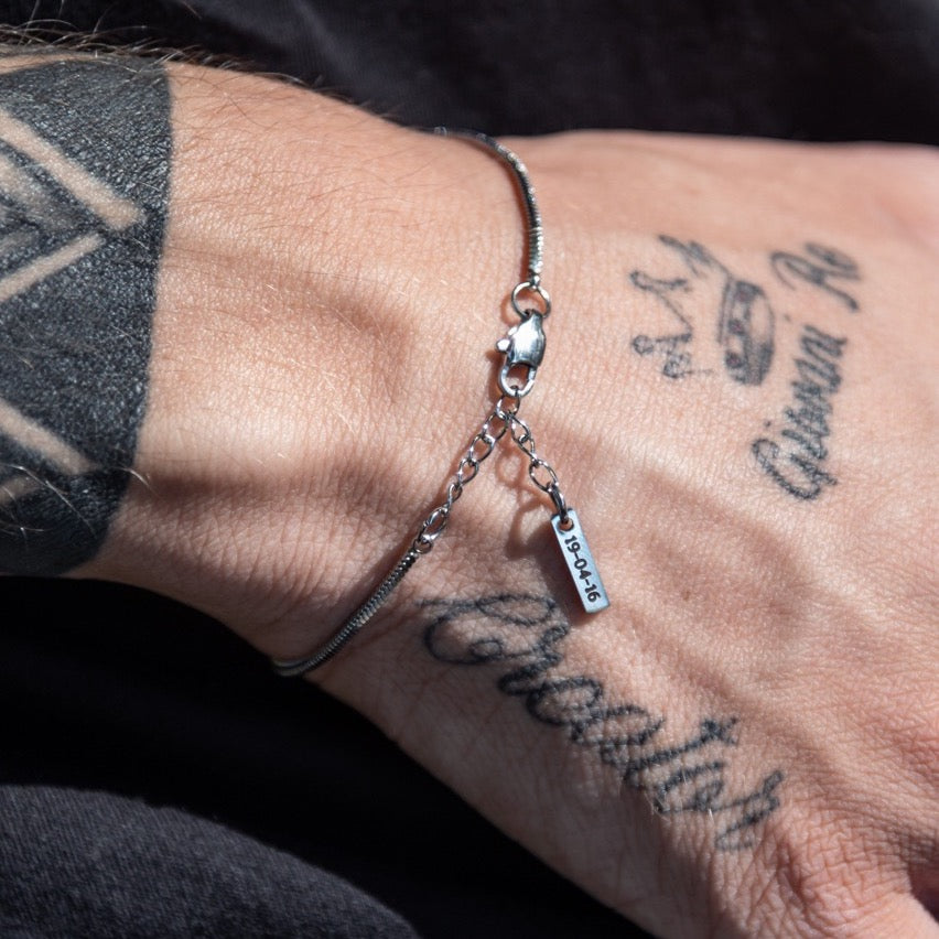 Minimales Unisex-Armband mit graviertem Etikett