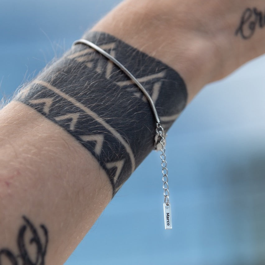 Minimales Unisex-Armband mit graviertem Etikett