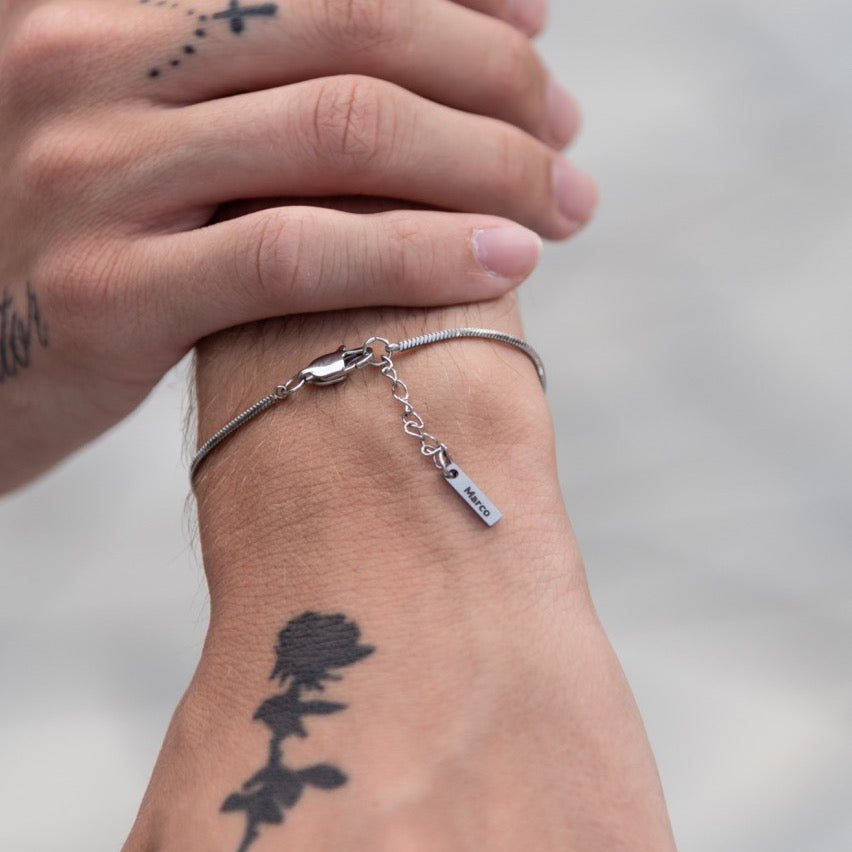 Minimales Unisex-Armband mit graviertem Etikett