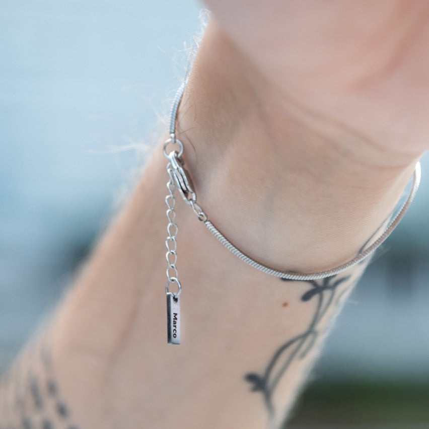 Minimales Unisex-Armband mit graviertem Etikett